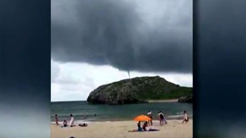 Un tornado en la playa llanisca de Cuevas de Mar