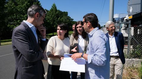 Mar�a Jes�s Lorenzana y �lex Doval, en el centro, este martes en el pol�gono industrial de Sig�eiro