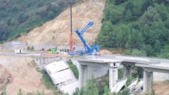 Transportes inicia maana con una gran gra el desmontaje del vano que qued aislado en el viaducto de la A-6 que se derrumb