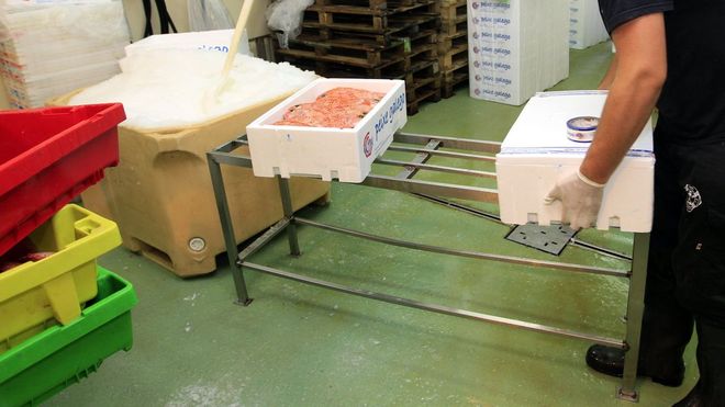 Imagen de archivo de un local alquilado en una lonja gallega donde los comercializadores preparan el pescado para enviar a su clientela.