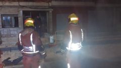 Bomberos ante la vivienda de Gand�a donde se ha producido un incendio 