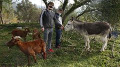Luis Tembra y Mart�n Cesp�n con el burro M�chel y algunas de las cabras que est�n en la parcela
