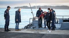 Llegada a puerto de uno de los pasajeros rescatados del ferry