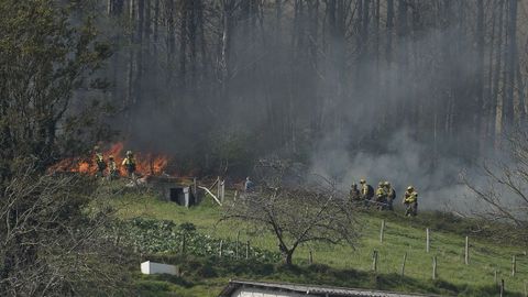 Miembros de la UME tratan de sofocar el fuego sobre Navelgas