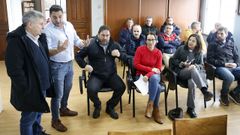 El senador Manuel Ruiz y el patr�n mayor Isaac Gaci�o, de pie, en la reuni�n con armadores del arrastre