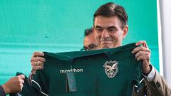 El presidente electo de Bolivia, Rodrigo Paz, sostiene una camiseta de la seleccin nacional de ftbol durante un evento en La Paz