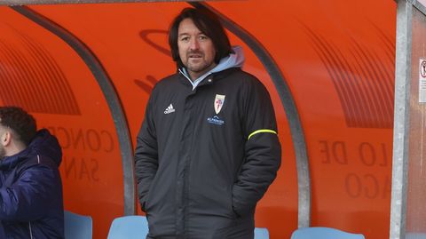 Secho Mart&iacute;nez, entrenador del Compos, en el &uacute;ltimo partido jugado en San L&aacute;zaro ante el C&eacute;ltiga.