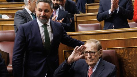 Santiago Abascal y Ramn Tamames, este martes, en los escaos de Vox en el Congreso