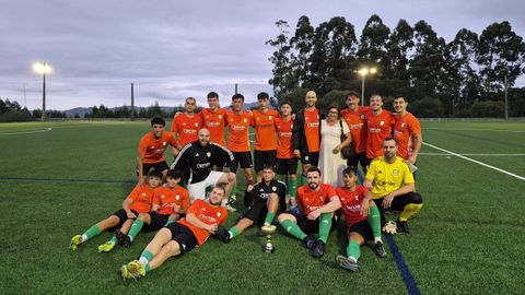 La SD Burela arropa a la viuda del homenajeado tras recibir el trofeo de campe�n.