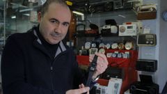Eddie D�az, con un reloj para ciegos de su tienda La Luna