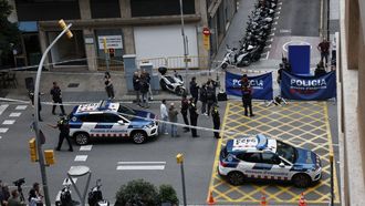 Agentes de los Mossos d'Esquadra junto en la calle Balmes, en el distrito de Sarri�-Sant Gervasi de Barcelona, donde el pasado 10 de junio un hombre ha sido asesinado a tiros.