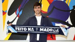 El canterano del Celta Javi Rodr�guez, este lunes en el Concello de Vigo con una bufanda de �Feito na Madroa�.