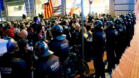 Varios grupos se situaron ante el fuerte cord�n policial que los Mossos y la Polic�a Nacional establecieron tanto en Urquinaona como en las calles de acceso a la V�a Laietana