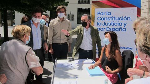 El presidente del PP de Zaragoza, Ramn Celma, el vicesecretario de Comunicacin del PP, Pablo Montesinos, y el presidente del PP Aragn, Luis Mara Beamonte, ayer, en el inicio de la campaa de recogida de firmas contra los indultos a los presos del  procs en Zaragoza.