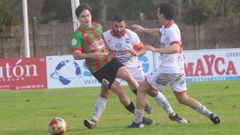 Paco y Mario presionan a �lvaro Herrero en una acci�n del encuentro.