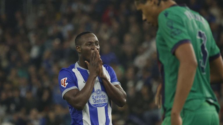 Nsongo se lamenta de una oportunidad perdida en el partido ante el Levante. 