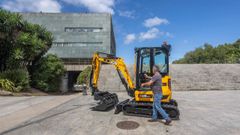 La nueva excavadora municipal de Vilagarc&iacute;a, expuesta en la plaza de la Segunda Rep&uacute;blica