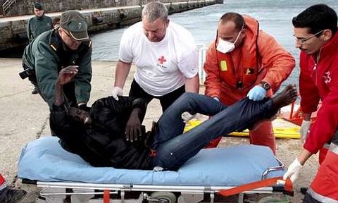 Miembros de la Cruz Roja atienden en Tarifa a uno de los inmigrantes rescatados ayer.