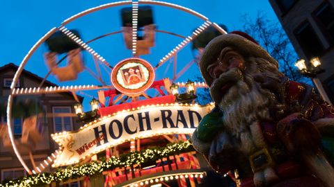 Una noria en un mercado navideño en la localidad alemana de Goettingen.