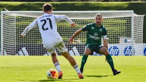 El experimentado David Ferreiro tapona la salida del internacional juvenil Diego Aguado