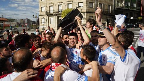 �Celebraste el ascenso de la UD Ourense?.La fiesta comenz� en Meis y se traslad� a la fuente de Concepci�n Arenal