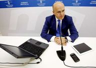 Baltar, junto a un ordenador, una tableta y un m�vil.