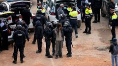 Uno de los asistentes a la macrofiesta que comenz� en Fin de A�o en Llinars, Barcelona