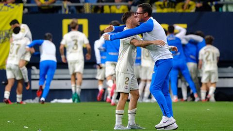 Jugadores y t&eacute;cnicos del Deportivo se abrazan al t&eacute;rmino del partido de C&aacute;diz tras el gol de Stoichkov en el minuto 87