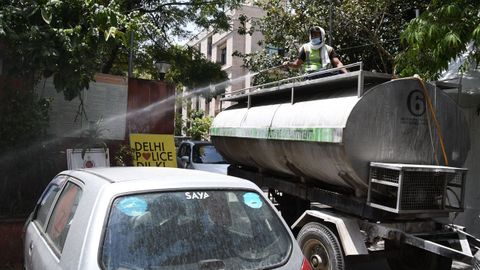 En Nueva Dehli los trabajadores municipales desinfectan los alrededores de una comisar�a de polic�a