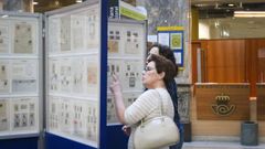 Mujeres observando la colecci�n de sellos en Correos.Mujeres observando la colecci�n de sellos en Correos