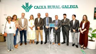 Los portavoces del PP y del PSOE de Carballo tambi�n participaron en la inauguraci�n de la oficina