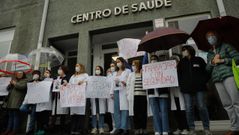 Concentraci�n de trabajadores del centro de salud de Laba�ou, en A Coru�a, por la agresi�n a un compa�ero a finales del 2022.
