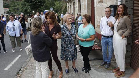 La madre de Feijoo, Sira, en el centro, tomando el brazo de su hija Micaela, con la pareja del presidente del PP, Eva Crdenas, a la derecha de la imagen.