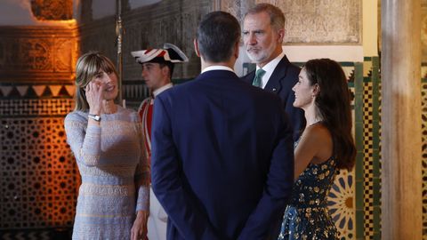 Felipe VI y Letizia conversan en un corrillo con Pedro Sánchez y su mujer, Begoña Gómez