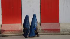 Dos mujeres pasean con sus burkas en Afganist�n