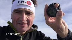 El alpinista suizo Ueli Steck muestra su cron�metro tras batir el r�cord de ascensi�n de la pared norte del Eiger