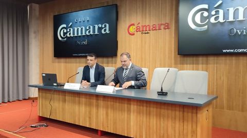El viceconsejero de Industria, Juan Carlos Campo, y el presidente de la C�mara de Comercio de Oviedo, Carlos Paniceres.