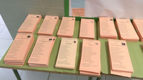 Papeletas en un colegio electoral en las elecciones en Castilla y Le�n.