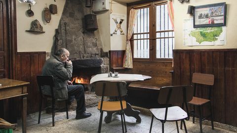 Luis de Pontones, junto a la chimenea de Casa Mann, un rincn emblemtico que apenas
ha variado desde hace al menos 50 aos