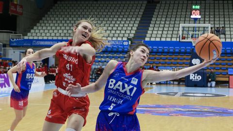 Lydia Giomi y Pospisilova, en un lance del derbi de la pasada temporada en el Pazo.