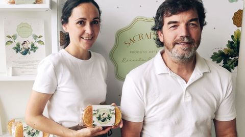 Tamara Castro e Emilio García, responsables da empresa, con paquetes de galletas Sacrapastas