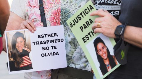 Detalle de una pancarta que reza �Esther, Traspinedo no te olvida� durante una concentraci�n ciudadana en su recuerdo.