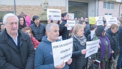 Concentracin en Baleira por el caso de una joven que fue violada en su entorno familiar siendo menor de edad.