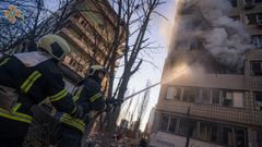Socorristas trabajan junto a un edificio residencial da�ado por los bombardeos en Kiev. 
