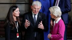 El presidente  bosnio, Sefik Dzaferovi, habla con Ursula von der Leyen,  en la cumbre informal dell pasado da 6 de octubre.