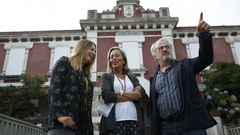 LOS EDILES DEL PP LUC�A CANABAL, ROSA GALLEGO Y ROBERTO COIRA DELANTE DE LA CARCEL 