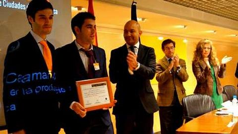 Gonzalo A��n sostiene el diploma acreditativo con el secretario de Estado a su izquierda.