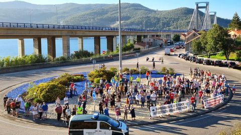 Concentracin de vecinos de Chapela, en la rotonda de Rande, para pedir la supresin del peaje de la AP-9 en Vigo y Redondela