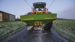 Un tractor esparce sal en Vimianzo 