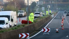 Operarios municipales este mi�rcoles en la FE-15 realizando tareas previas a la acometida el�ctrica para el traslado del radar de A Malata.